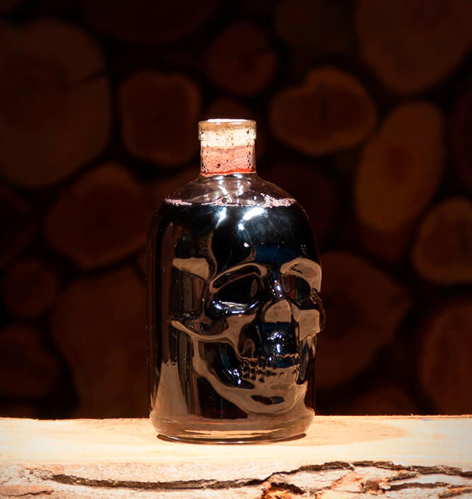 Johannisbeerwein schwarz 0,5 Liter Totenkopfflasche